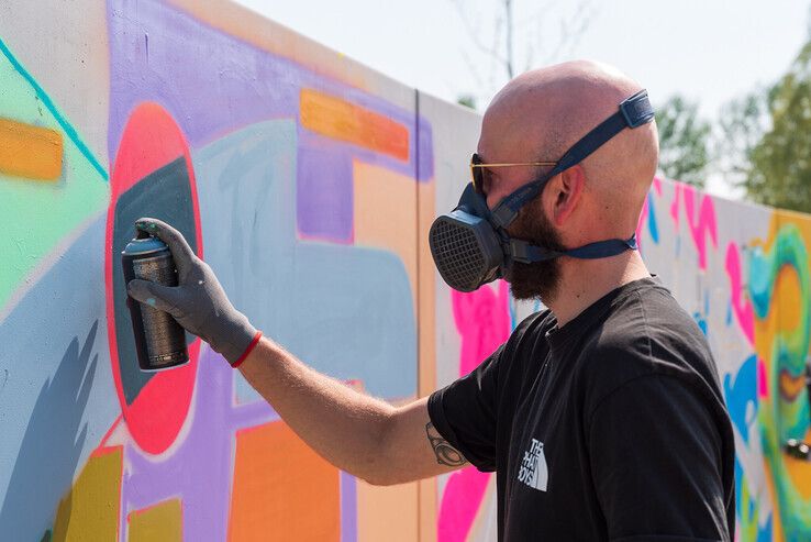 Graffitikunstenaars brengen kleur naar Stadshagen - Foto: Peter Denekamp