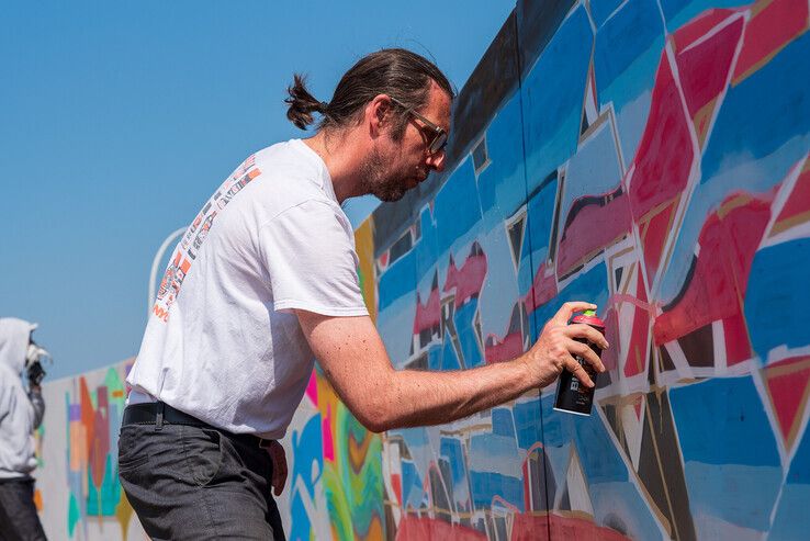 Graffitikunstenaars brengen kleur naar Stadshagen - Foto: Peter Denekamp