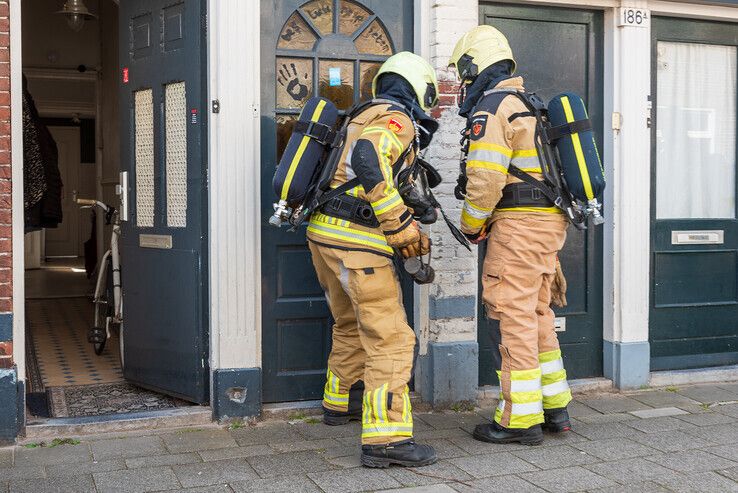Brandweer ramt deur in van studentenhuis in Assendorp - Foto: Peter Denekamp