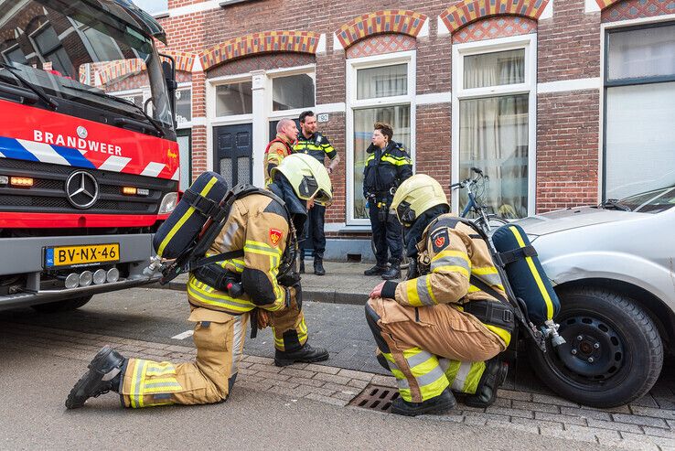 Brandweer ramt deur in van studentenhuis in Assendorp - Foto: Peter Denekamp