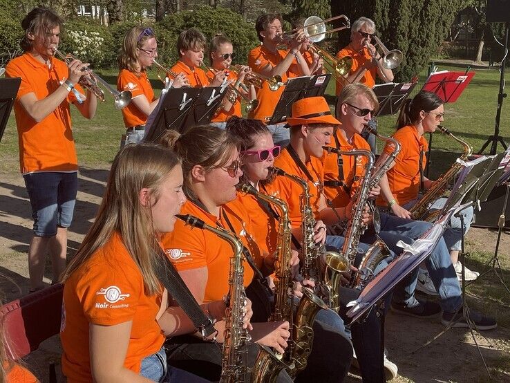 Meander Bigband kleurt oranje tijdens tournee in Denemarken