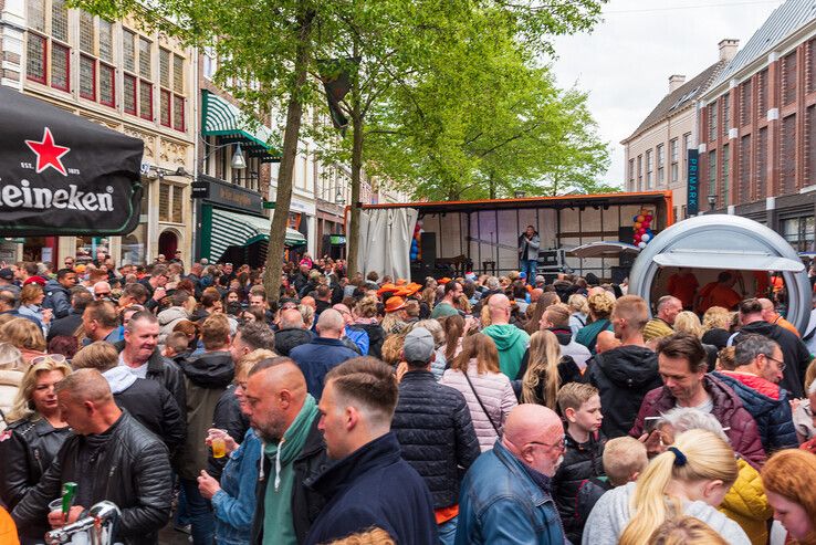 Zingen, bier drinken en dansen: Zwolle gaat helemaal los op Koningsdag - Foto: Peter Denekamp