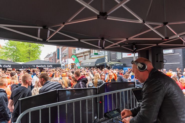 Zingen, bier drinken en dansen: Zwolle gaat helemaal los op Koningsdag - Foto: Peter Denekamp