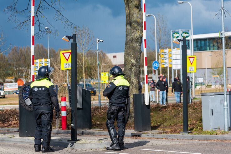 Agent raakt gewond bij onrustige IJsselderby, acht supporters opgepakt - Foto: Peter Denekamp