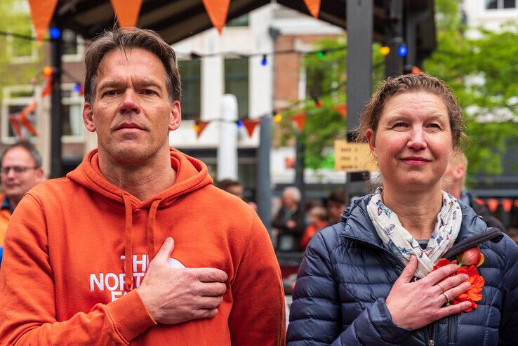 “Het kan weer en het mag weer”: Koningsdag in Zwolle officieel gestart op Nieuwe Markt - Foto: Peter Denekamp