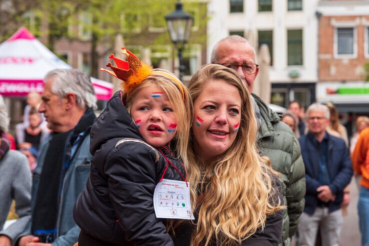 “Het kan weer en het mag weer”: Koningsdag in Zwolle officieel gestart op Nieuwe Markt - Foto: Peter Denekamp