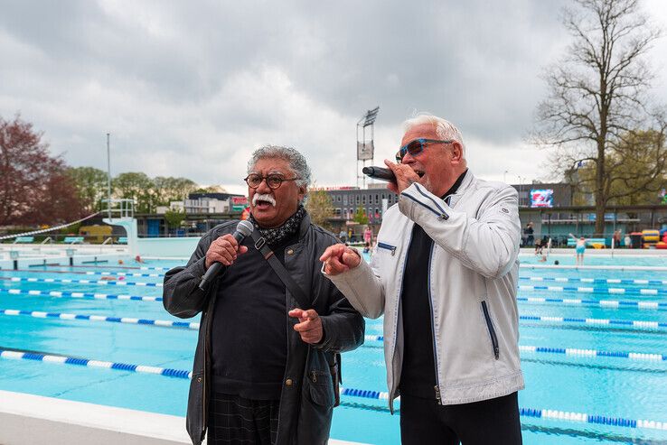 Snoet de Muis en 85-jarige Ad van der Woude zwemmen in Openluchtbad - Foto: Peter Denekamp