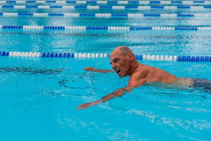 Snoet de Muis en 85-jarige Ad van der Woude zwemmen in Openluchtbad - Foto: Peter Denekamp