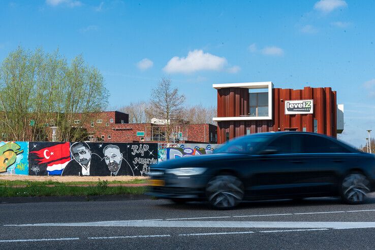 Groots eerbetoon aan doodgeschoten broers in Stadshagen - Foto: Peter Denekamp