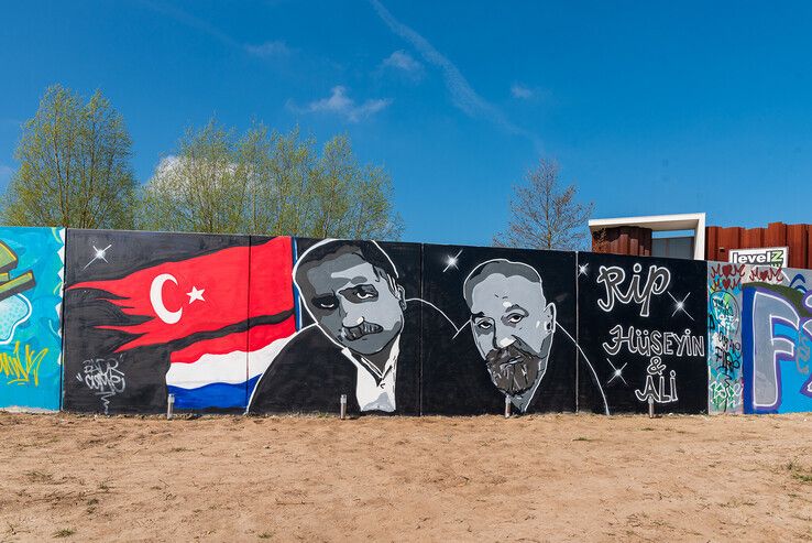 Groots eerbetoon aan doodgeschoten broers in Stadshagen - Foto: Peter Denekamp
