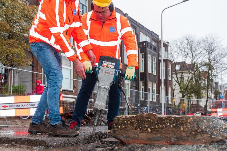 Wethouder hakt niet alleen knopen door, ook asfalt op Oosterlaan moet eraan geloven - Foto: Peter Denekamp