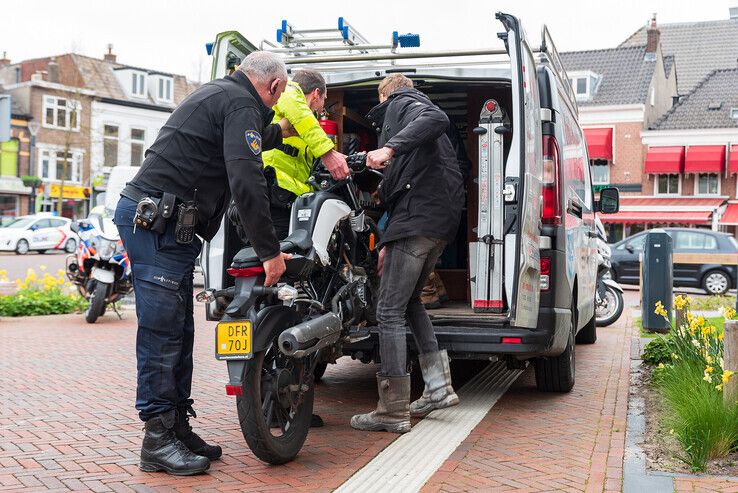 Bromfietsster raakt gewond na aanrijding in Diezerpoort - Foto: Peter Denekamp