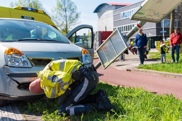 Auto ramt haltepaal na botsing op rotonde in Zwolle-Zuid - Foto: Peter Denekamp