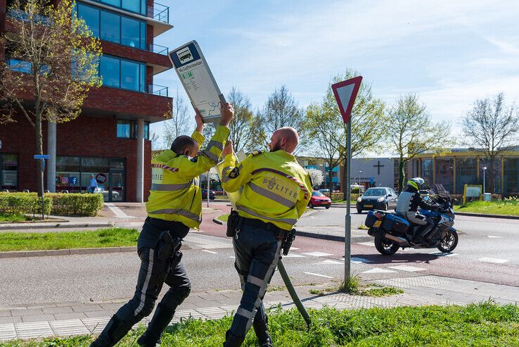 Auto ramt haltepaal na botsing op rotonde in Zwolle-Zuid - Foto: Peter Denekamp