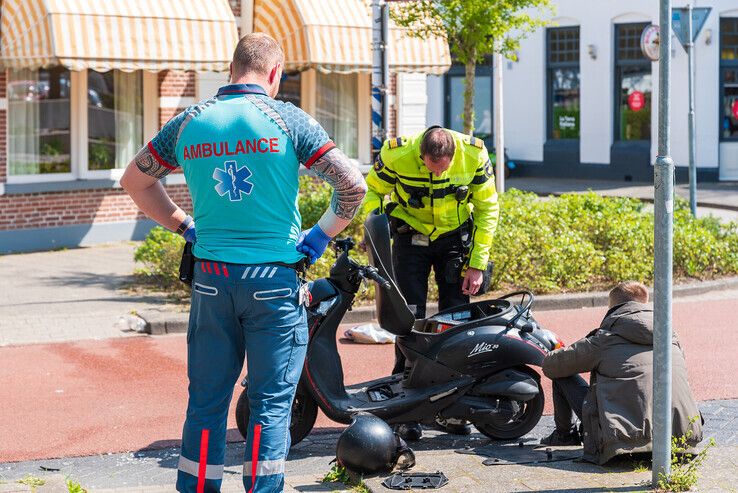 Fietser en scooterrijder botsen op fietsstraat in Assendorp - Foto: Peter Denekamp