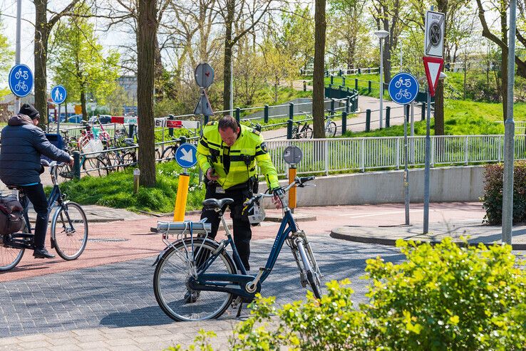 Fietser en scooterrijder botsen op fietsstraat in Assendorp - Foto: Peter Denekamp
