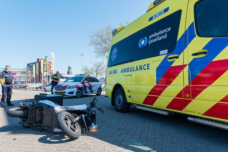 Twee gewonden bij botsing op Veemarkt - Foto: Peter Denekamp