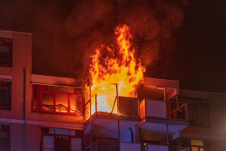 Twee jongens redden man uit brandend appartement in Wipstrik - Foto: Peter Denekamp