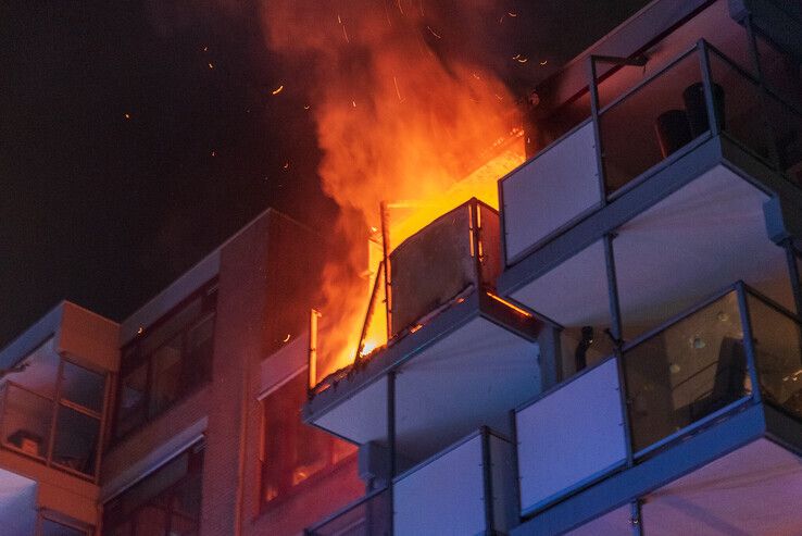 Twee jongens redden man uit brandend appartement in Wipstrik - Foto: Peter Denekamp