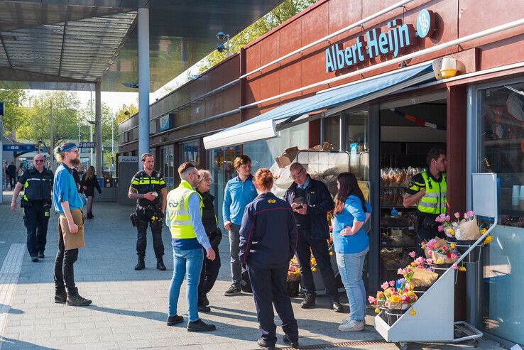 Brand in winkel station Zwolle in kiem gesmoord - Foto: Peter Denekamp