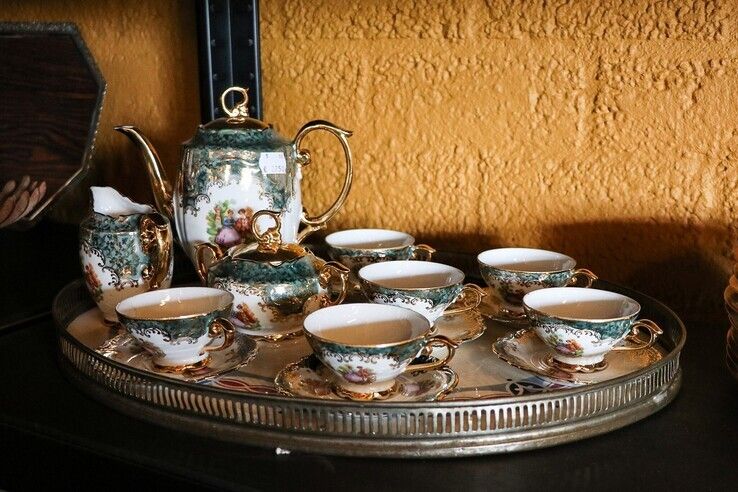 De Schatkamer staat vol met vintage schatten, zoals dit theeservies - Foto: WaardeRing