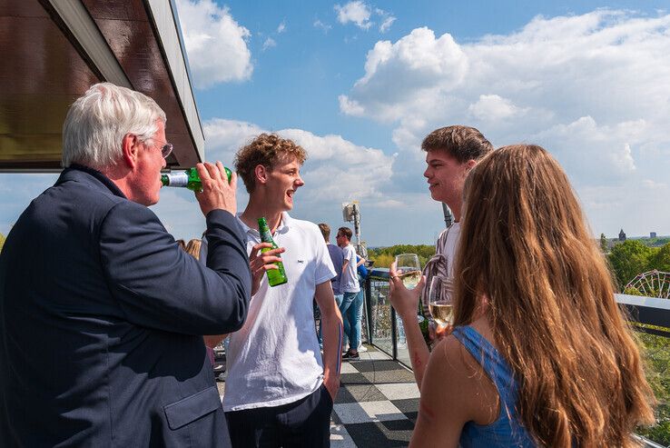 Jongeren vieren vrijheid met Andries Heidema: ‘Met glas wijn in de hand op de mooiste plek Bevrijdingsfestival volgen” - Foto: Peter Denekamp