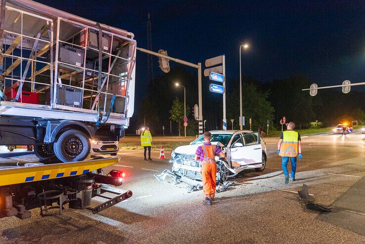 Bezorgwagen Picnic kantelt na aanrijding op Zwartewaterallee - Foto: Peter Denekamp