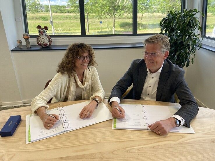 Wiepke van Erp Taalman Kip en Hans Smit tekenen overeenkomst
