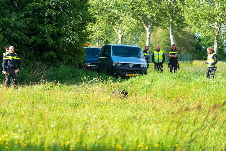 Politie doorzoekt berm Wijheseweg met speurhonden en metaaldetector - Foto: Peter Denekamp