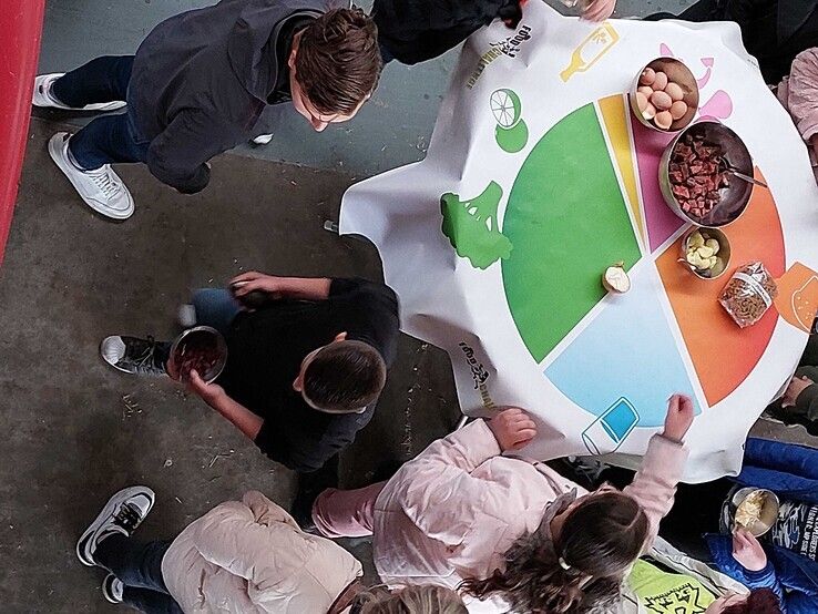Schoolteams strijden om beste poké bowl op boerderij - Foto: Food Challenge Noord Oost Nederland