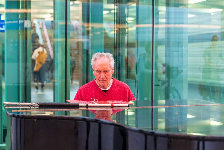 Blinde pianist geeft gratis concert in station Zwolle - Foto: Peter Denekamp