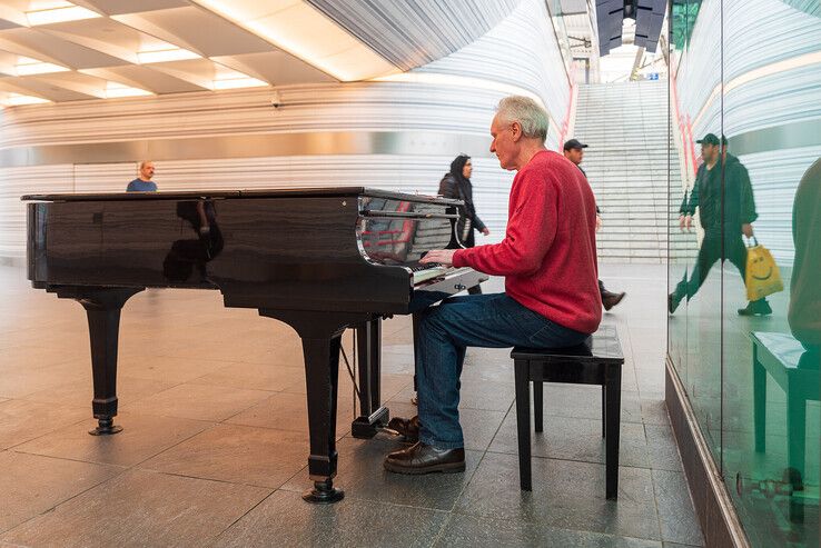 Blinde pianist geeft gratis concert in station Zwolle - Foto: Peter Denekamp