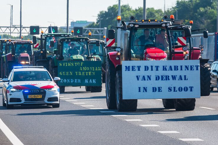 Duizenden boeren uit noorden op de tractor door Zwolle - Foto: Peter Denekamp