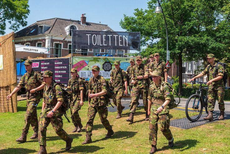 Deltionstudenten staan stil bij veteranen door flink te bewegen - Foto: Peter Denekamp