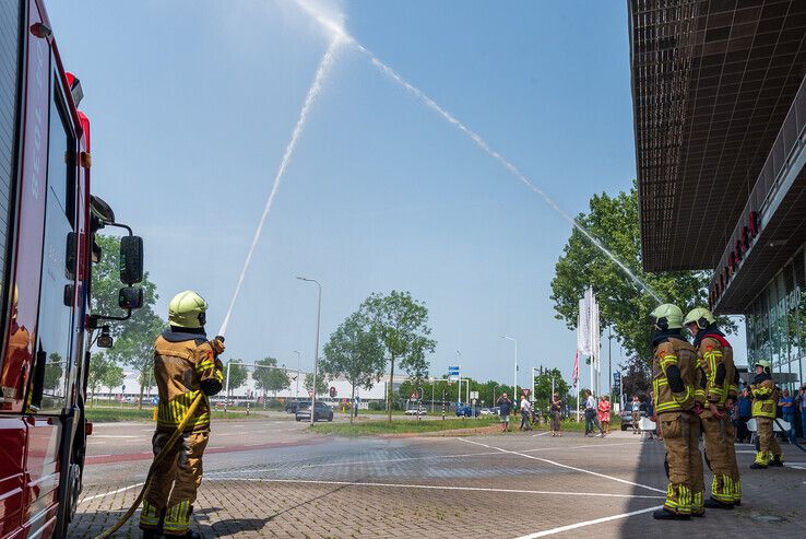Dertig jaar geleden sneuvelden twee brandweerlieden in Diezerstraat, Zwolse brandweerkorps is ze niet vergeten - Foto: Peter Denekamp