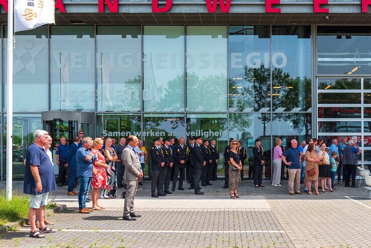 Dertig jaar geleden sneuvelden twee brandweerlieden in Diezerstraat, Zwolse brandweerkorps is ze niet vergeten - Foto: Peter Denekamp