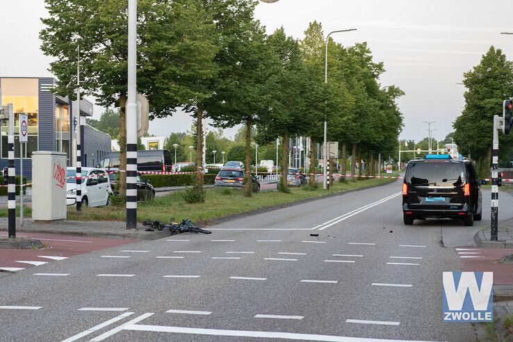 Ernstig ongeval tussen fietser en taxi op Nieuwe Veerallee - Foto: Arjen van der Zee