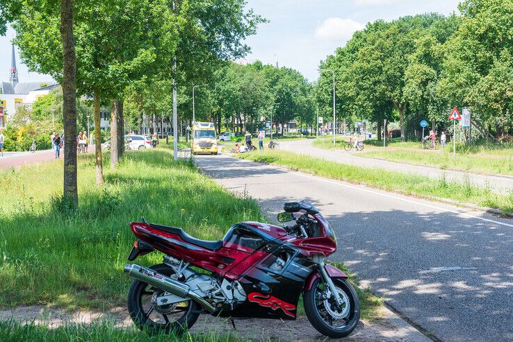 Fietser gewond na botsing met motorrijder in Assendorp - Foto: Peter Denekamp