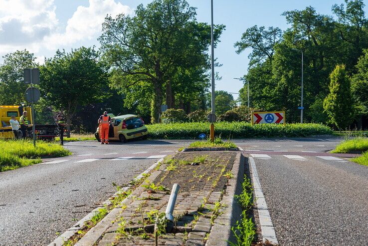 Drankrijder crasht met auto op Hollewandsweg - Foto: Peter Denekamp