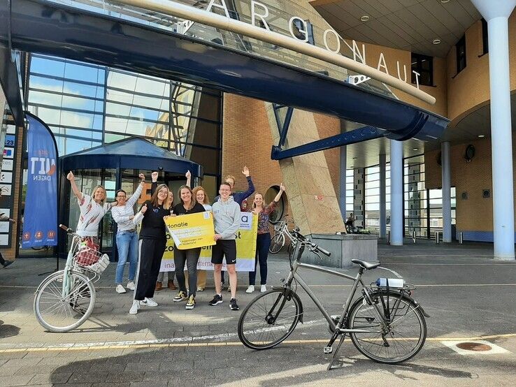 Studenten fietsen van Zwolle naar Amersfoort voor Alzheimer Nederland