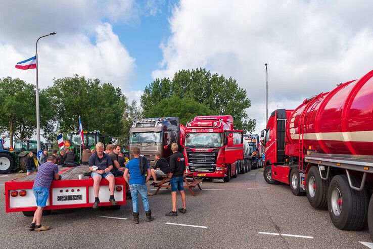 Distributiecentrum AH in Zwolle geblokkeerd door boeren, supermarktbranche wil stevig ingrijpen door politie - Foto: Peter Denekamp