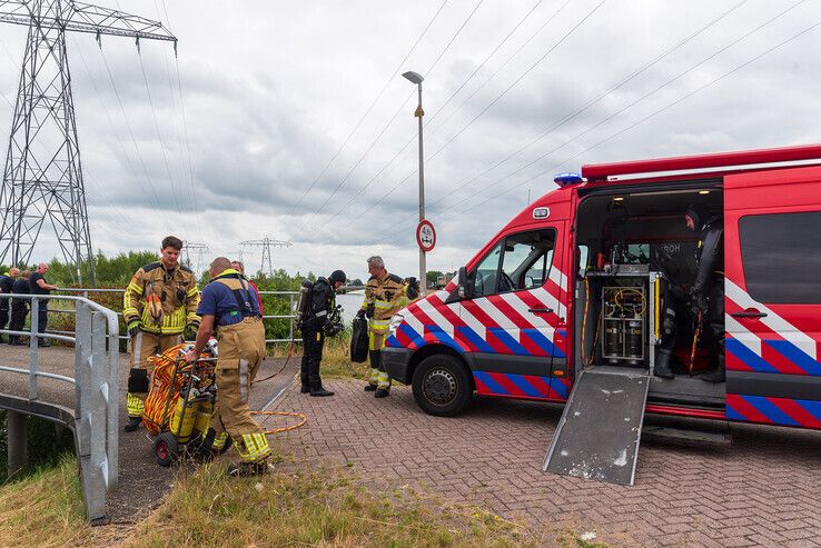 Sonarboot ontdekt te water geraakte auto in Nieuwe Wetering - Foto: Peter Denekamp