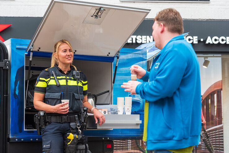 Zwollenaren welkom om ‘coppie koffie’ te drinken met wijkagenten - Foto: Peter Denekamp