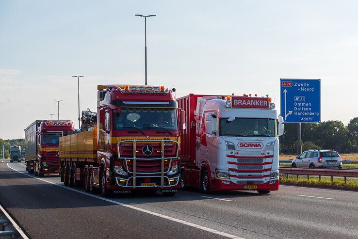 Truckers zorgen voor imposant spektakel op snelweg bij Zwolle - Foto: Peter Denekamp