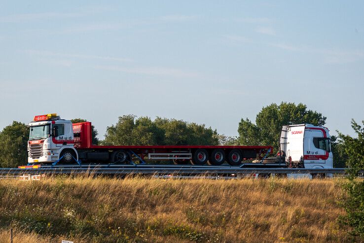 Truckers zorgen voor imposant spektakel op snelweg bij Zwolle - Foto: Peter Denekamp