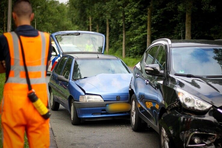 Blikschade na ongeval Middelweg - Foto: Ruben Meinten