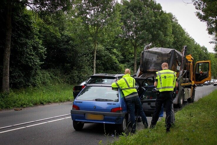 Blikschade na ongeval Middelweg - Foto: Ruben Meinten