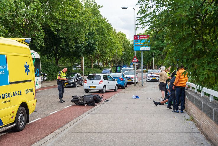 Hardloper ernstig gewond bij aanrijding op Luttenbergstraat - Foto: Peter Denekamp