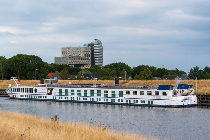 Cruiseschip voor asielzoekers aangekomen in Zwolle - Foto: Peter Denekamp