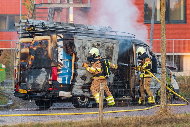 Zwaargewonde door brand in bestelbus in De Marslanden - Foto: Peter Denekamp